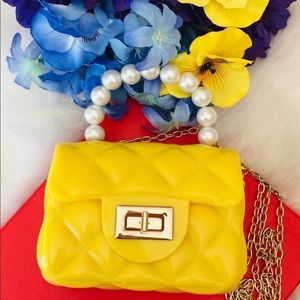 Minibolso estilo messenger con cadena de perlas